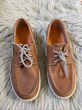 Sperry Men’s Brown Leather Boat Shoes with White Sole and Patterned Laces